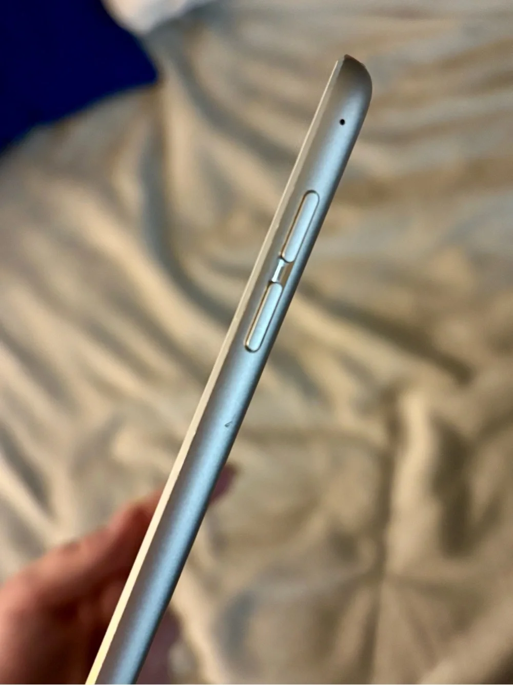 Apple iPad Pro 12.9-inch 1st Gen in Silver w/ Apple Lightning USB Cable